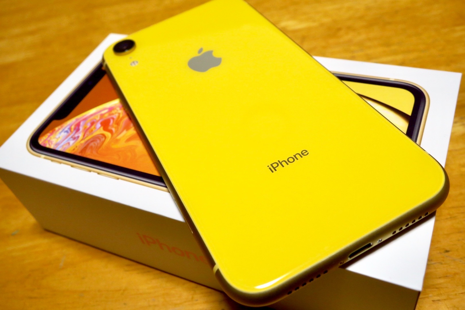 iPhone XR イエローの黄色具合。: RS2000